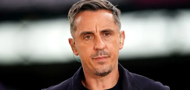 نيفيل يُسكت أحد مشجعي مانشستر سيتي بعد وابل من الشتائم التي وجهها.