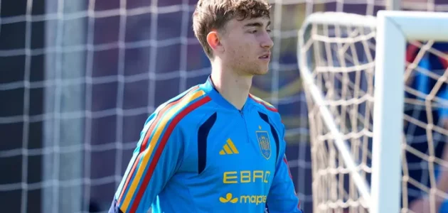 يعترف هويسن بأنه يجب عليه أن يتحسن ليصبح لاعباً لا يُمس في المنتخب الإسباني.