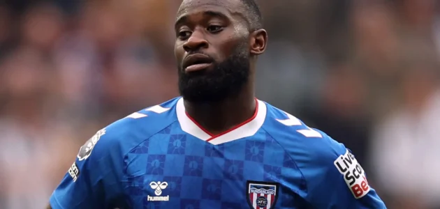 تم إيقاف مباراة في الدوري الإنجليزي الممتاز لأول مرة بسبب إساءات عنصرية