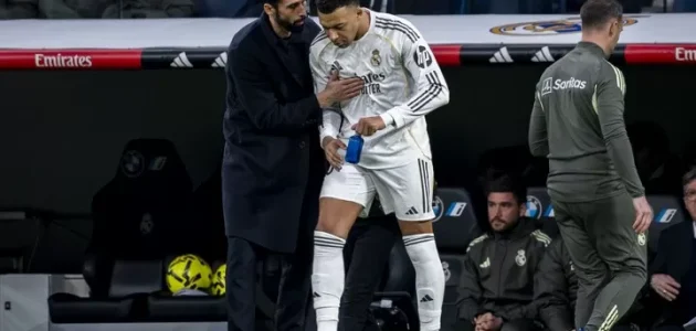 انتقدت وسائل الإعلام الإسبانية أداء مبابي الضعيف في الضغط على حامل الكرة: فهو يمشي كثيراً ولا يفعل شيئاً.