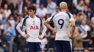 قدم توتنهام أداءً مخيباً للآمال في هزيمة مذلة بنتيجة 3-0، مما زاد من مخاوف الهبوط.