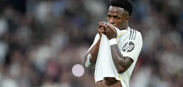 يقول فينيسيوس إن فترة التوقف الدولي تأتي في وقت غير مناسب لريال مدريد المتألق.